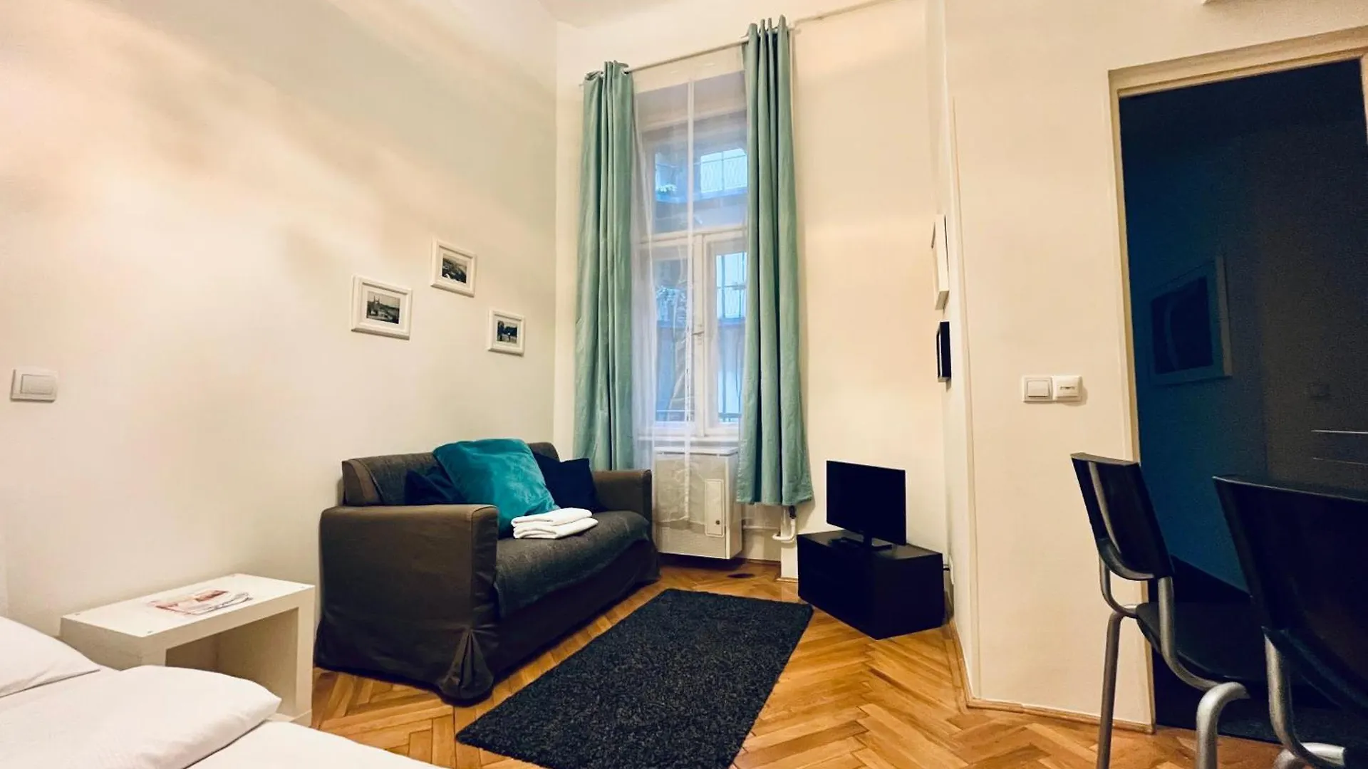 Tatra 4 Studios Budapest 0*,  Magyarország