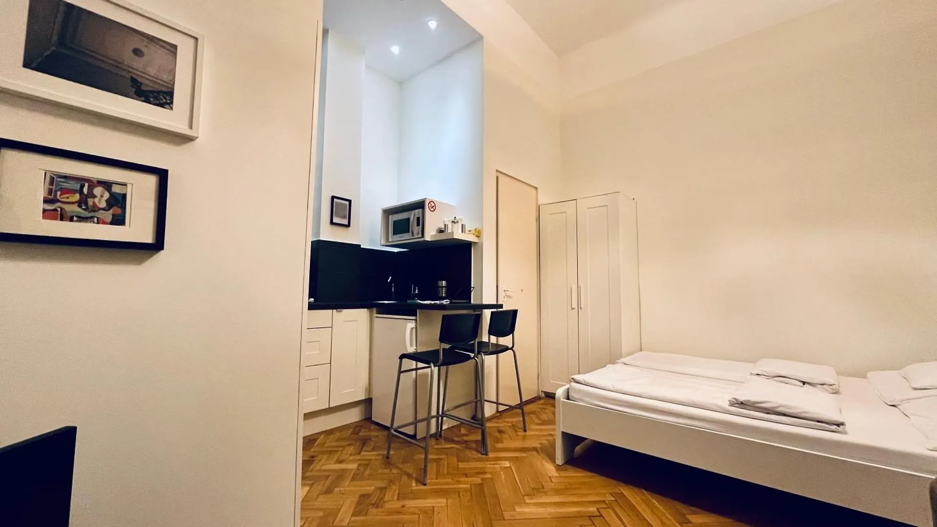Tatra 4 Studios Budapest 0*,  Magyarország